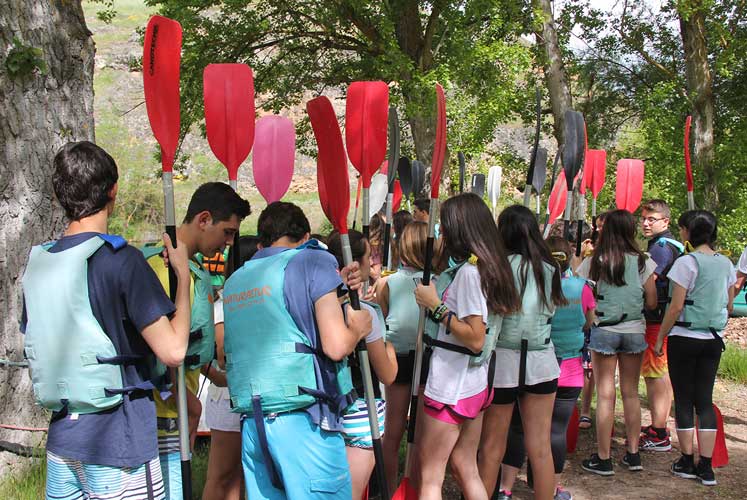 alumnos de educación secundaria de Colegios El Valle en el Aula de Naturaleza Emilio Hurtado en la actividad de piragüismo.