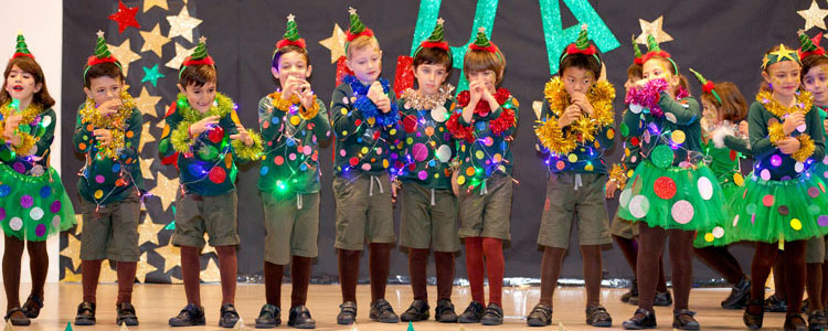grupo de alumnos de educación infantil disfrazados por Navidad